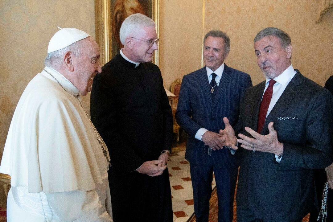 Sylvester Stallone vieraili paavi Franciscuksen luona perheensä kanssa