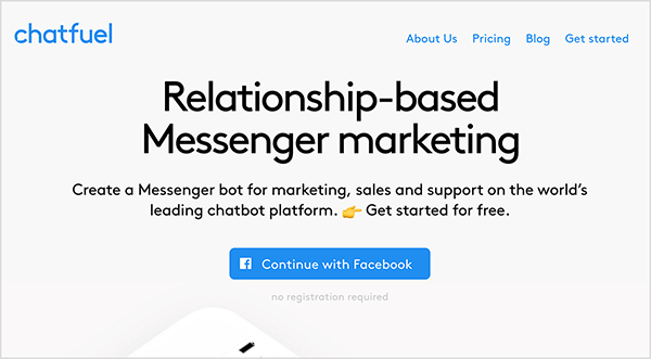Tämä on kuvakaappaus Chatfuel-verkkosivustosta. Vasemmassa yläkulmassa sana "Chatfuel" näkyy sinisenä tekstinä. Oikeassa yläkulmassa ovat seuraavat navigointivaihtoehdot: Tietoja meistä, Hinnoittelu, Blogi, Aloittaminen. Sivuston pääalueen keskellä on enemmän tekstiä. Suuressa otsikossa lukee "Suhteisiin perustuva Messenger-markkinointi". Otsikon alapuolella on seuraava teksti: "Luo Messenger-botti markkinointia, myyntiä ja tukea varten maailman johtavalla chatbot-alustalla. Aloita ilmaiseksi. " Tämän tekstin alla on sininen painike, jossa on Facebook-logo ja sininen teksti, jossa lukee "Jatka Facebookin kanssa". Natasha Takahashi sanoo, että Chatfuel on botinrakennusalusta, jonka avulla markkinoijat voivat luoda botin tietämättä kuinka koodata.