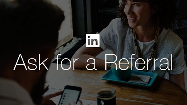  LinkedIn helpottaa työnhakijoiden pyyntöä ystävältä tai kollegalta LinkedInin uuden Kysy viittauspainikkeen avulla.