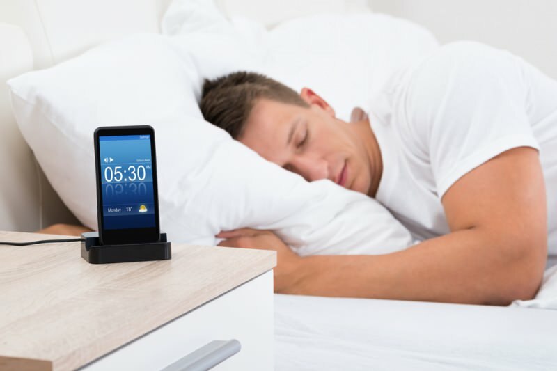 Nukkuminen lähellä matkapuhelinta aiheuttaa vakavia sairauksia