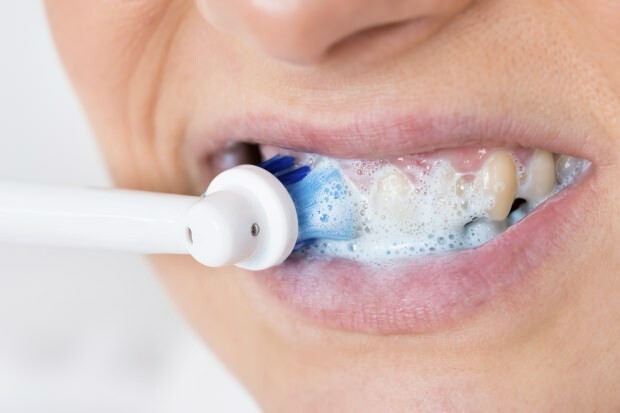 Kuinka suun ja hampaiden terveyttä suojellaan? Mitä asioita tulee ottaa huomioon hampaita puhdistettaessa?