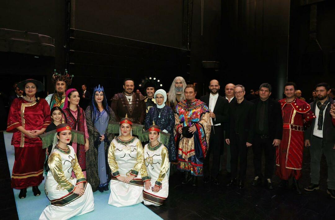Emine Erdoğan katsoi Turandot-oopperan