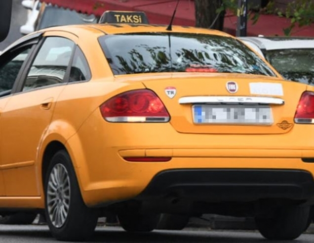 Berrak Tüzünataç otti taksin ilmaiseksi