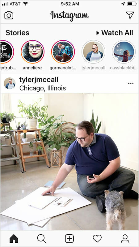 Tyler J. McCall on huomannut, että Instagram-algoritmi näyttää näyttävän enemmän näkymää tilin sisällöstä syötteessä, jos katsot tai olet vuorovaikutuksessa tilin Instagram-tarinan kanssa ja päinvastoin. Käyttäjän Instagram-aloitusnäytössä näkyy Tylerin viesti sen jälkeen, kun käyttäjä on katsonut tarinansa. Instagram-syötekuvassa Tyler istuu lattialla suurten valkoisen arkin ja muistikirjan kanssa. Pieni musta ja ruskea koira kohtaa Tylerin. Paljon vihreitä kasveja tikkailla on taustalla.