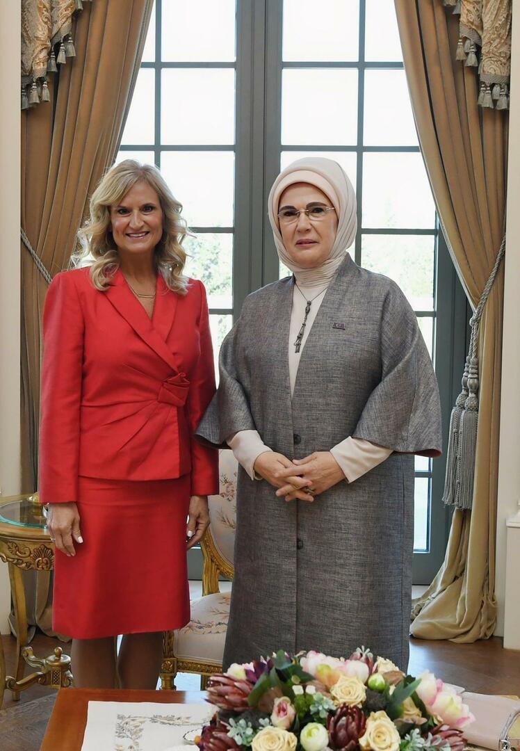 Emine Erdoğan tapasi Yhdysvaltain Ankaran-suurlähettilään vaimon Cheryl Flaken