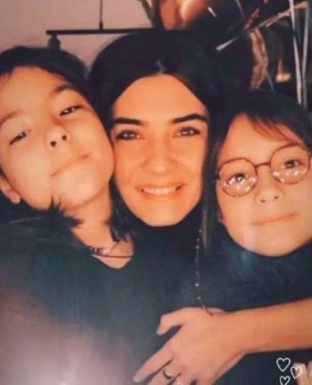 Tuba Büyüküstün jakoi kuvan tyttäriensä kanssa