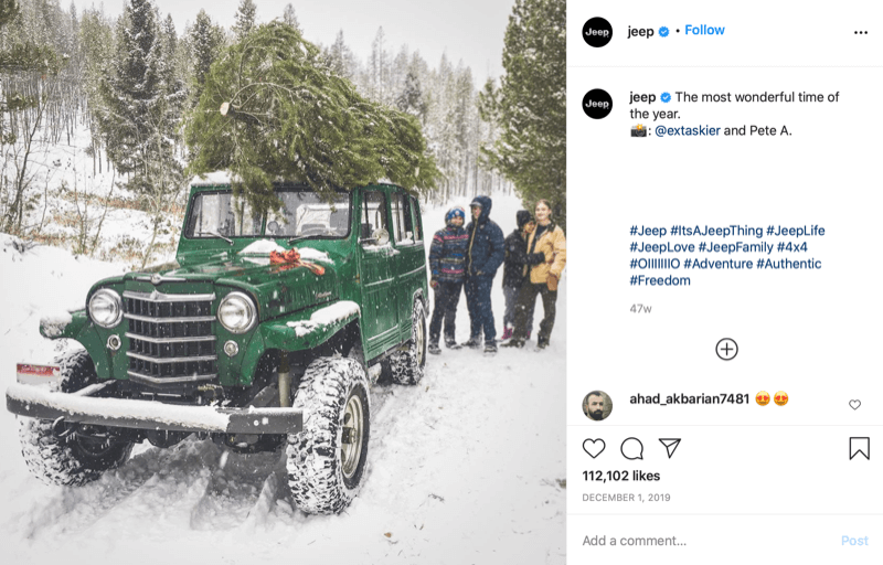 instagram-viesti käyttäjältä @jeep, jossa näkyy perhe joulukuusi lopussa metsästämässä puun kanssa jeepinsa päällä, syvällä lumessa ja puumaassa