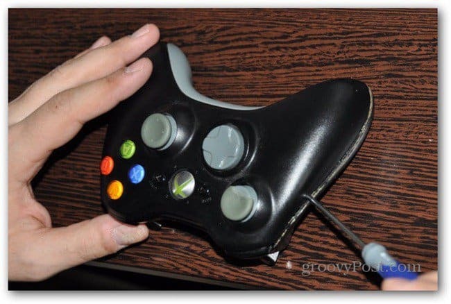 Vaihda Xbox 360 -ohjaimen analogiset pienoiskuvat erottavat ohjaimen kotelon toisistaan