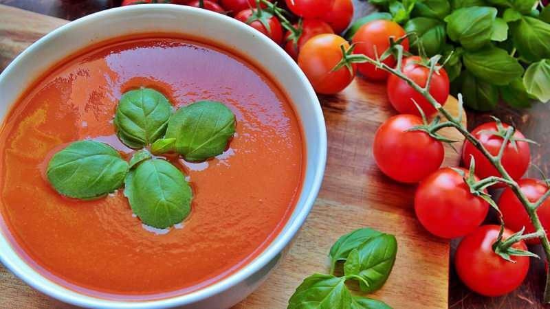 Kuinka monta kaloria tomaateissa? Saako tomaattikeitto lihoa?