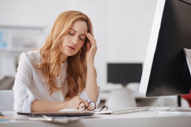 Krooninen väsymys aiheuttaa päänsärkyä