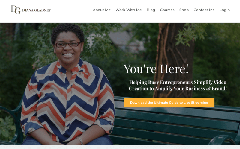 kuvakaappaus diana gladneyn verkkosivustosta korostaen hänen halustaan ​​auttaa kiireisiä yrittäjiä yksinkertaistamaan videoiden luomista