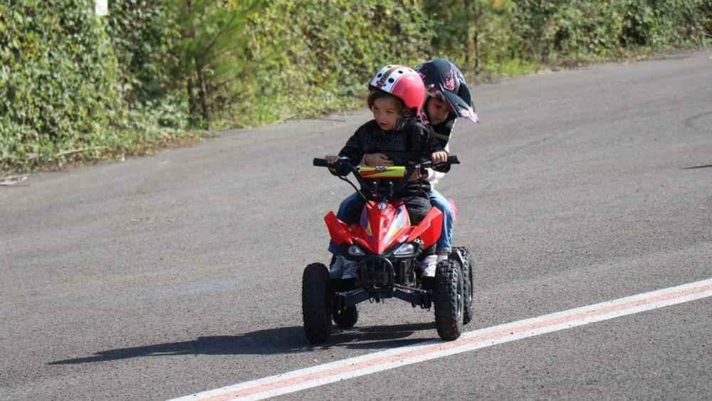 Kenan Sofuoğlu esitteli moottoripyörän 4-vuotiaalle Göktürkille