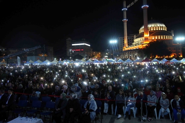 Bosnialainen taiteilija Zeyd Şoto ja Eşref Ziya Terzi pitivät konsertin Bağcılarissa 