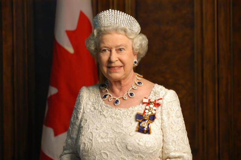 Kuningatar Elizabeth lähti palatsista pelätäkseen koronavirusta! Katsottu ensimmäistä kertaa 72 päivän jälkeen