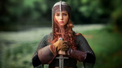 Ruotsalainen pikkutyttö löysi järvestä 1500-vuotiaan miekan
