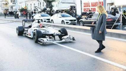Burcu Esmersoy ylittää F1-auton