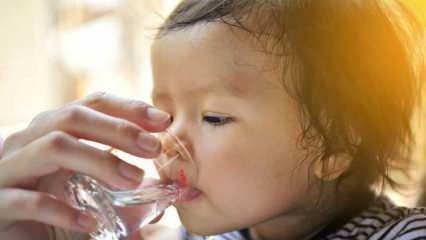 Miten vauvoille tulisi antaa vettä? Voiko alle kuuden kuukauden vauvoille antaa vettä?