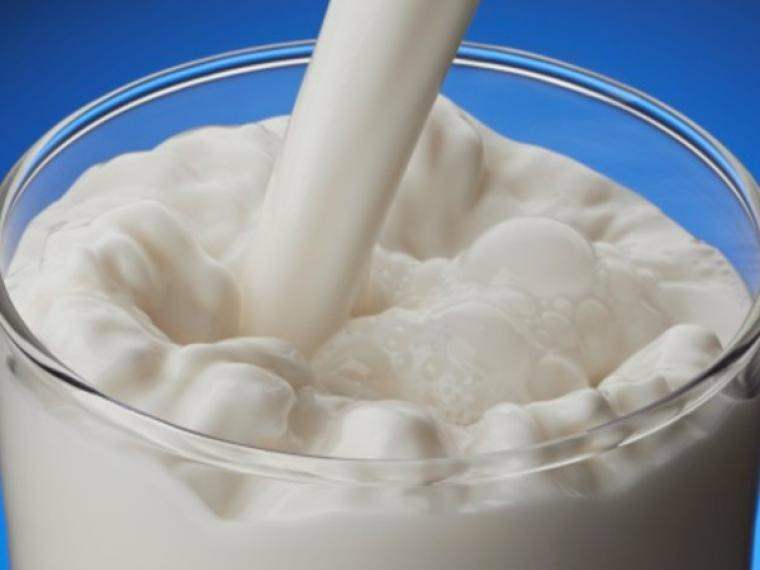 Maidon kaatamistekniikka roiskuttamatta maitoa sinulle