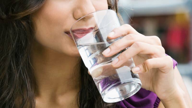 Onko haitallista juoda vettä aterioiden välillä?