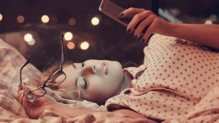 Mikä aiheuttaa puhelimen käytön ennen nukkumaanmenoa?