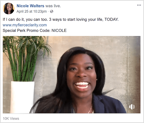 Nicole Walters jakaa Facebookin suoran videon, joka mainostaa kurssiaan Fierce Clarity. Hän ilmestyy liikepuvuissa neutraalin seinän ja korkean bambukasvin edessä valkoisessa istutuskoneessa.