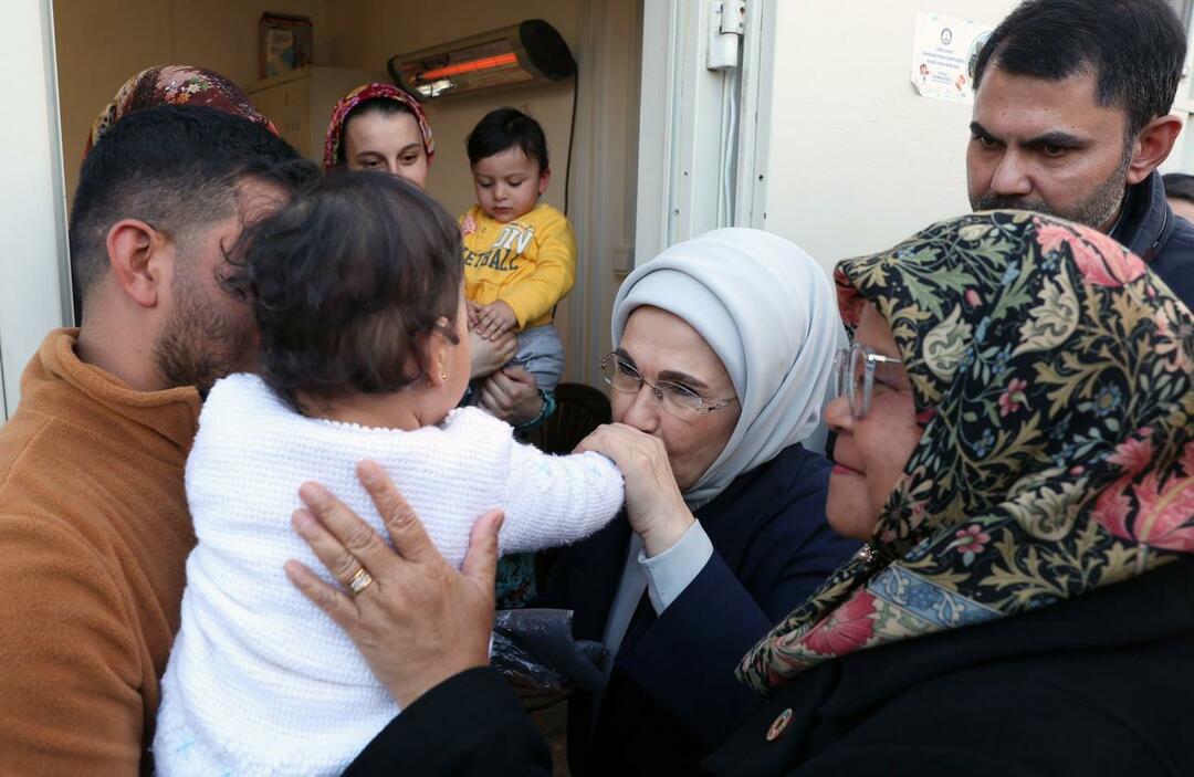 Emine Erdoğan vieraili maanjäristyksen uhrien perheissä