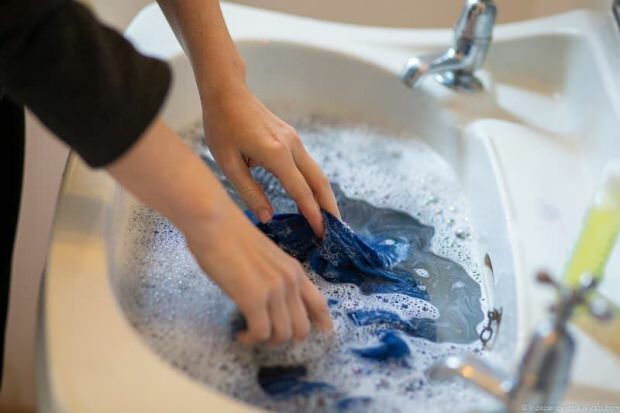 Kuinka puhdistaa hikeestä hikoilevat vaatteet? Kuinka hiki tahra poistetaan?