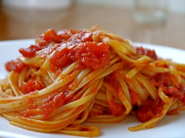 Kuinka tehdä pastaa tomaattikastikkeella? Mikä temppu on?