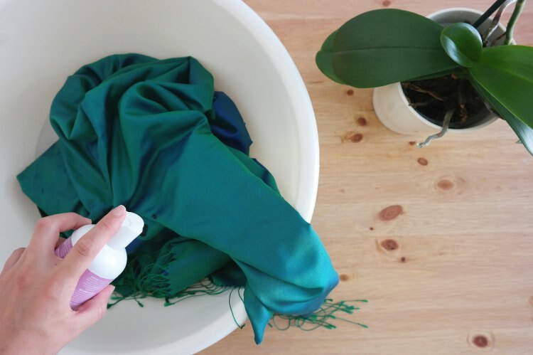 Kuinka puhdistaa silkkihuivit / huivit kotona?