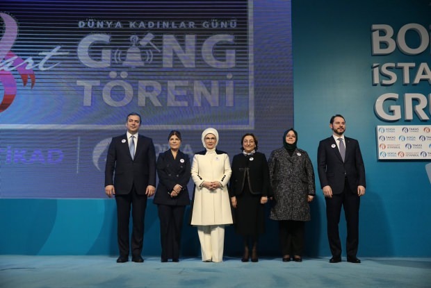 Ensimmäisen lady Lady Erdoğanin "Kansainvälisen naisten päivän" jakaminen