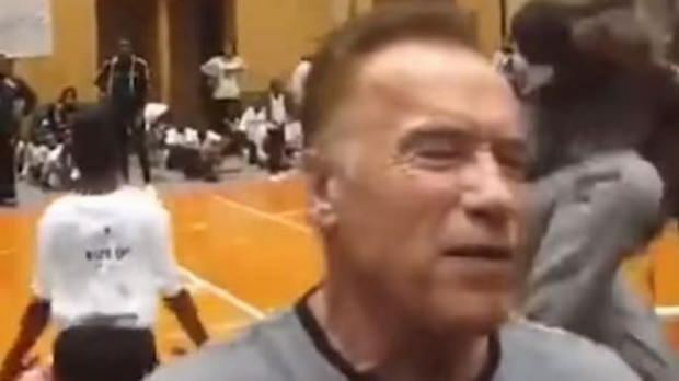 Arnold Schwarzenegger potkaisee
