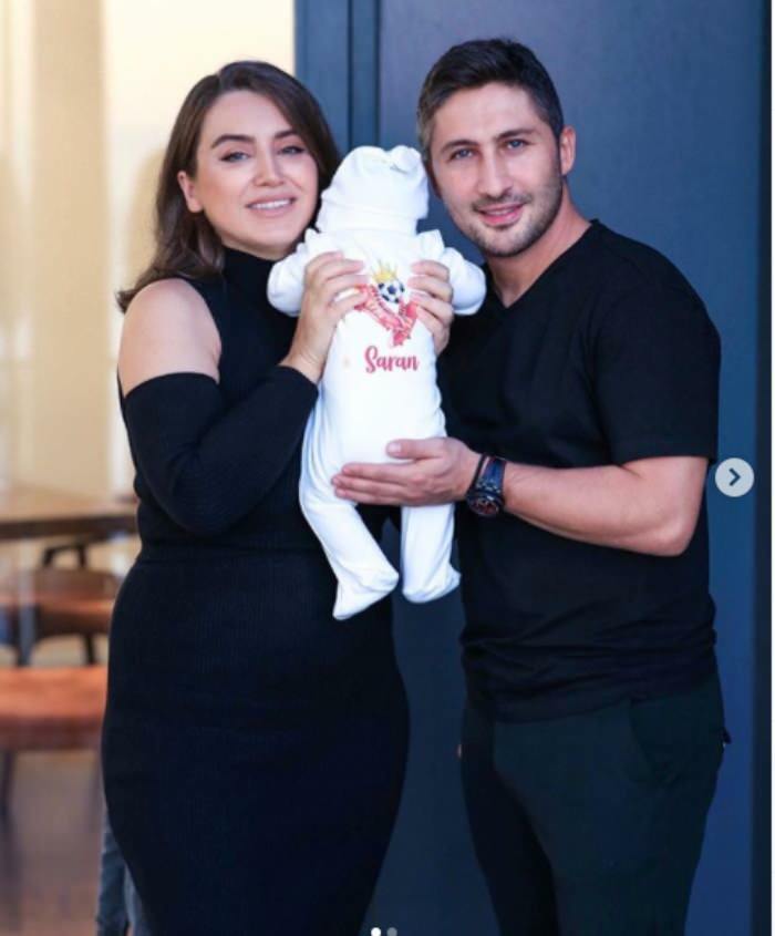 Yağmur-Sabri Sarıoğlu -pariskunta näytti vauvojen kasvot ensimmäistä kertaa