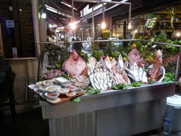 Tuoreen ja taloudellisen kalan myyntipisteet Istanbulissa