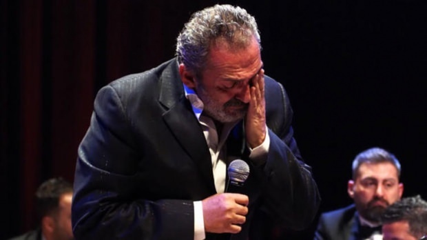 Yavuz Bingöl ei voinut hallita kyyneleitään lavalla