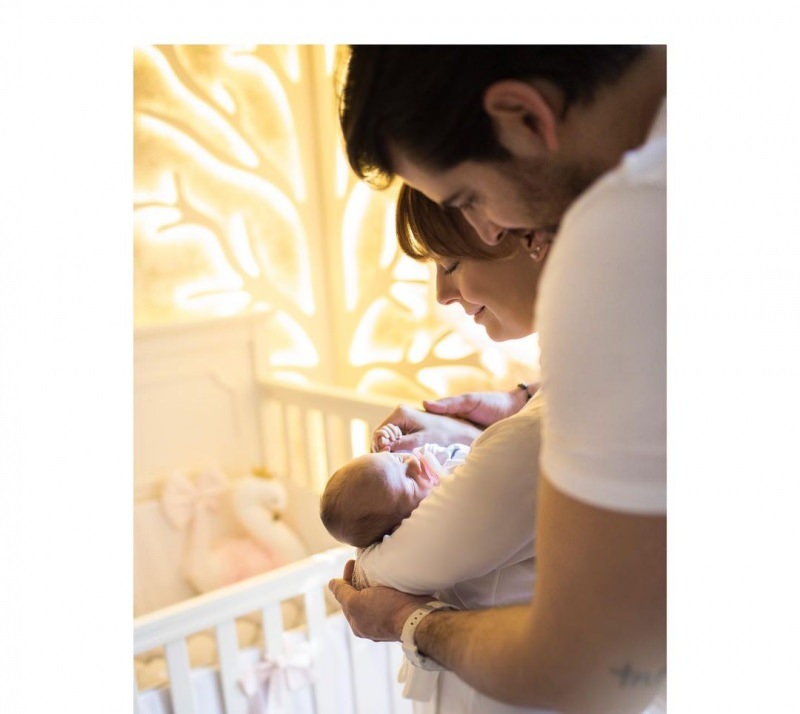 Özge Özder jakoi vauvansa ensimmäistä kertaa!