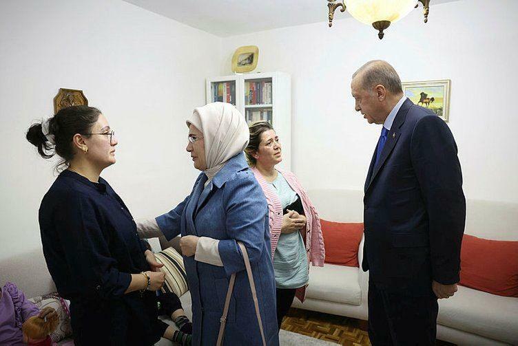 Presidentti Recep Tayyip Erdoğan ja hänen vaimonsa Emine Erdoğan vierailivat maanjäristyksestä selvinneen perheen luona