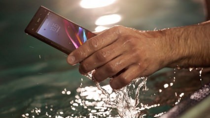 Mitä pitäisi tehdä puhelimessa, joka putoaa veteen?