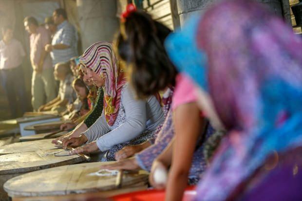 70 naista Antalyasta myy pannukakkuja ja tekee moskeijoita