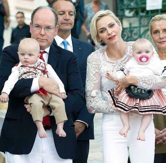 Monacon prinssi Albert, prinsessa Charlene ja heidän kaksoset