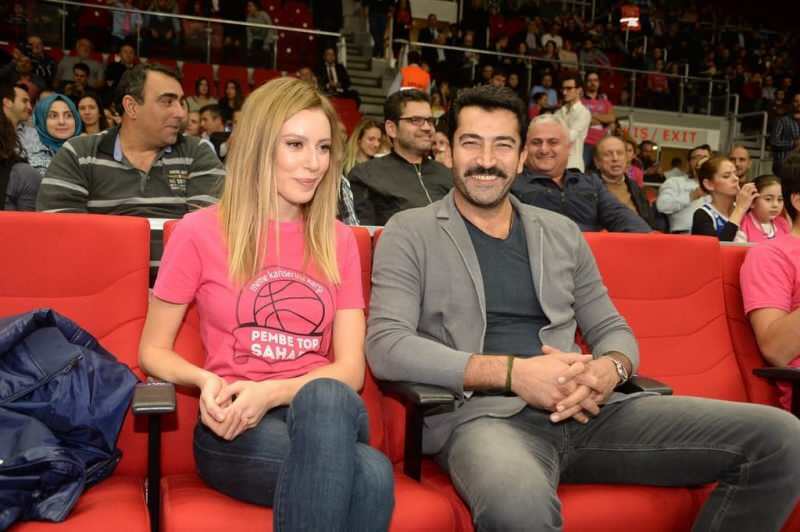 Vaaleanpunainen kori, johon osallistui Sinem Kobal ja hänen vaimonsa Kenan Imirzalıoğlu 