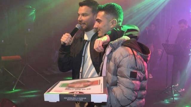 Sinan Akçıl lauloi pizzaa konserttiin! Hän toteutti faninsa unelman...