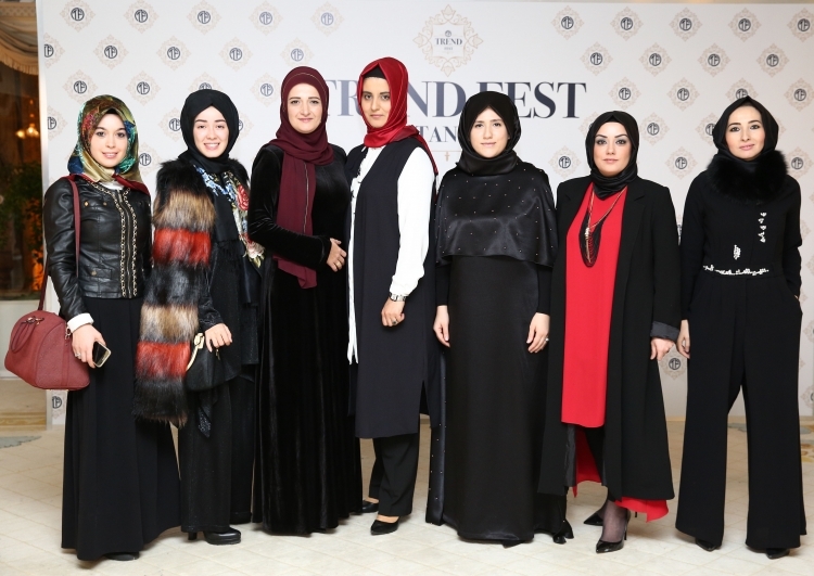 Naisten muotisuunnittelijat suunnittelevat naisia ​​Alepposta
