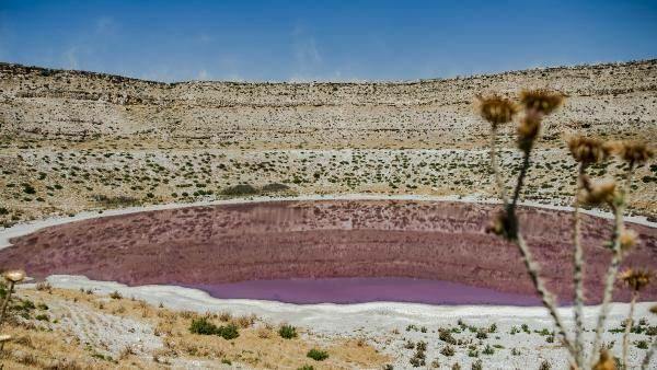 Meyil Obruk -järven väri on muuttunut vaaleanpunaiseksi!