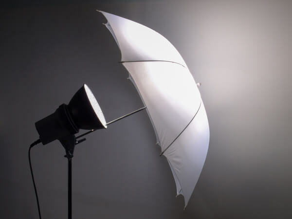 Valokuvasateenvarjo auttaa luomaan pehmeää, imartelevaa valoa videoillesi.