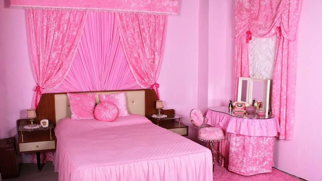 vaaleanpunainen huone