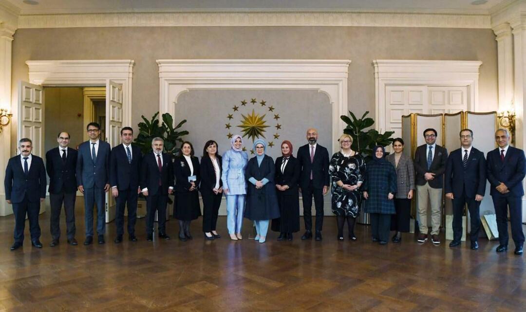 Emine Erdoğan tapasi Afrikan kulttuuritalon äskettäin nimitetyt hallituksen jäsenet