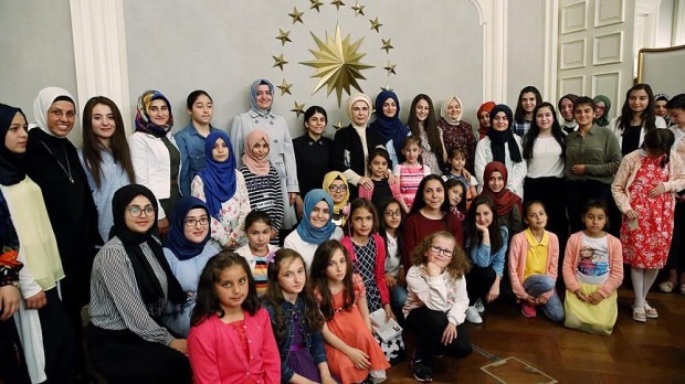 Ensimmäisen rouva Erdoğanin kutsulla 8 ministeriötä ryhtyi toimiin lasten puolesta!