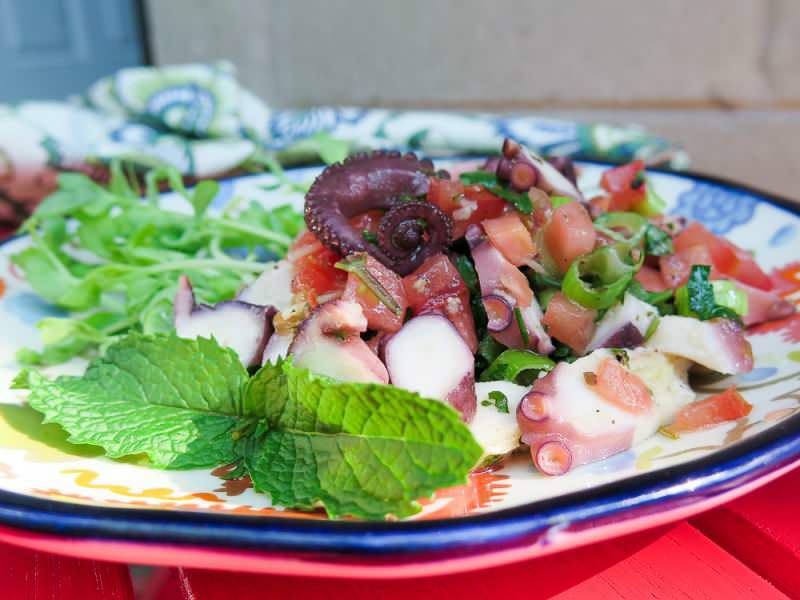Kuinka tehdä mustekala-salaatti murskattuilla oliiveilla? Helpoin mustekala-salaatti murskattuilla oliiveilla ...