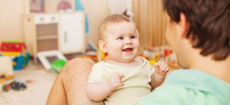 Useiden kielten alaisena vauva voi puhua myöhään