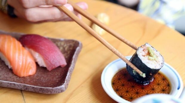 Kuinka syödä sushia? Kuinka tehdä sushia kotona? Mitkä ovat sushin temppuja?